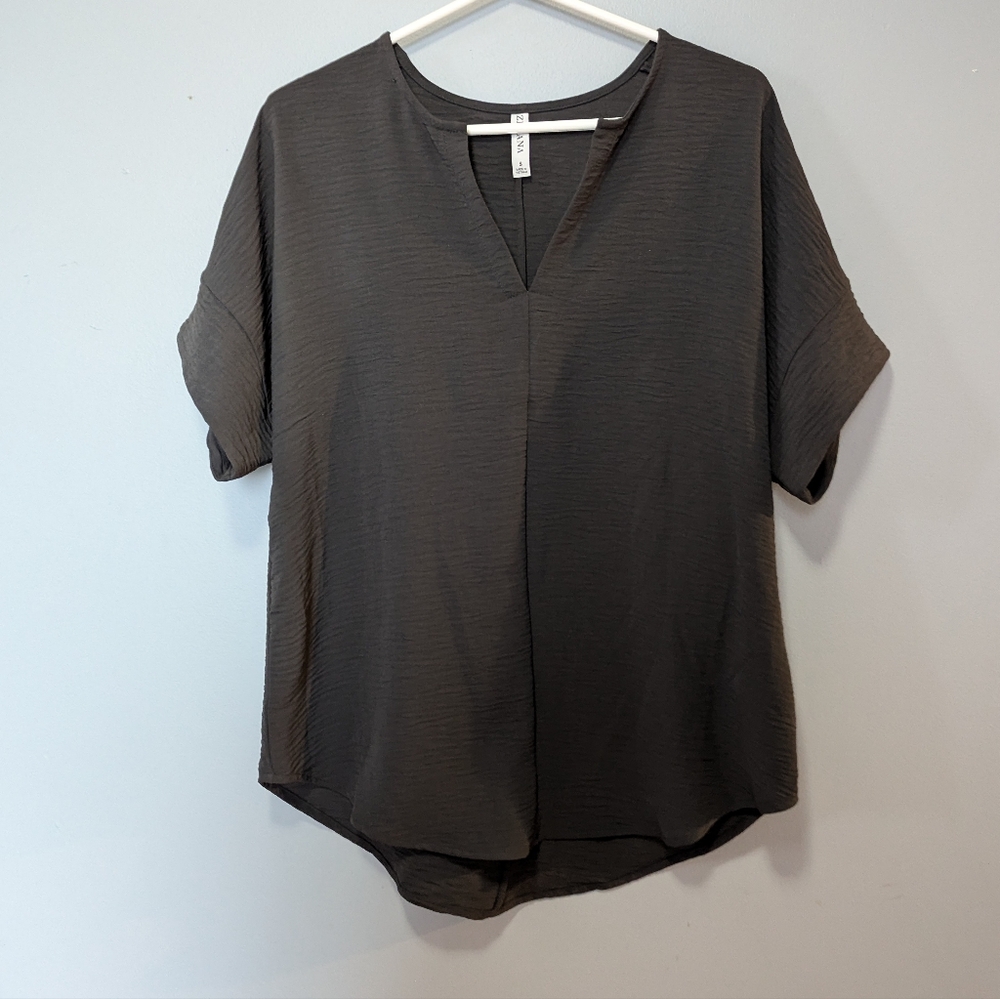 Zenana. Short Dropped Sleeve Blouse. Pull Over. V Neck Size S. Scooped Hem. EUC.